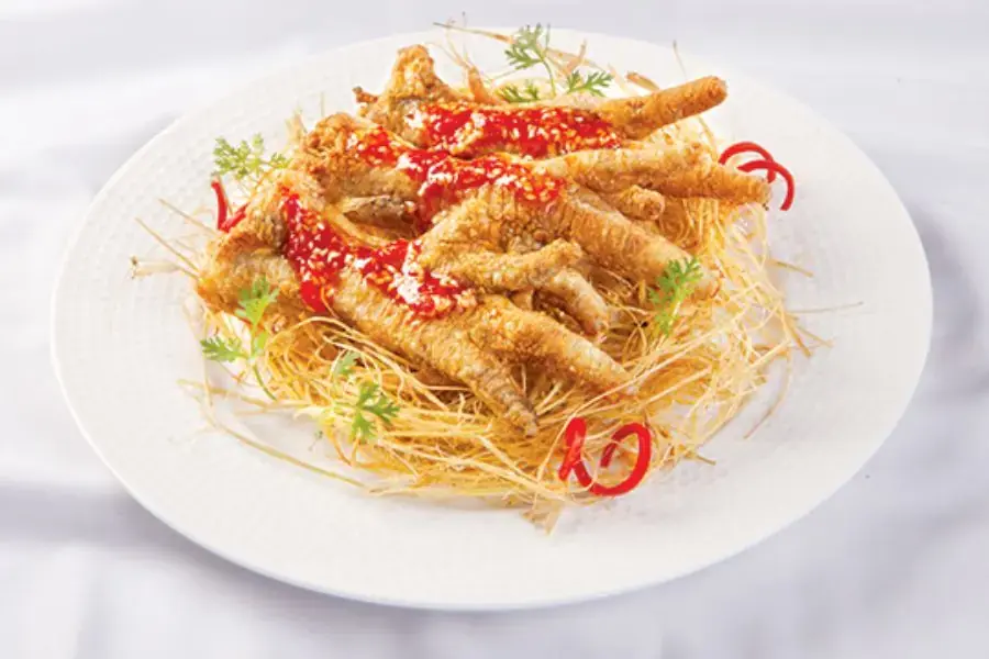 Chân gà rang muối giòn rụm hấp dẫn.