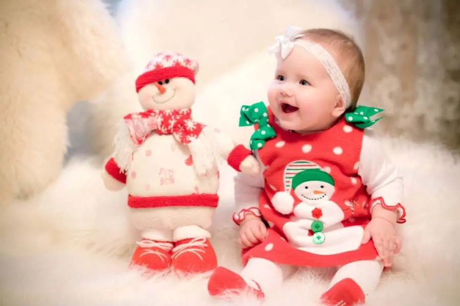 Bức ảnh ngọt ngào với gối và chăn trong không gian Noel ấm cúng.