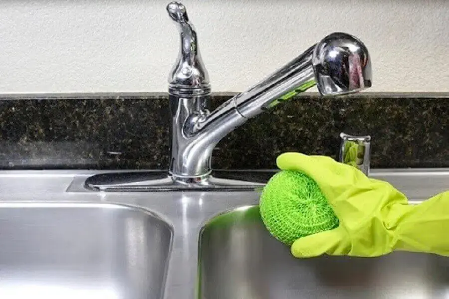 Vòi inox cần được vệ sinh kỹ lưỡng, thường xuyên để hạn chế bị gỉ sét (nguồn: meovatchamsocgiadinh.com)