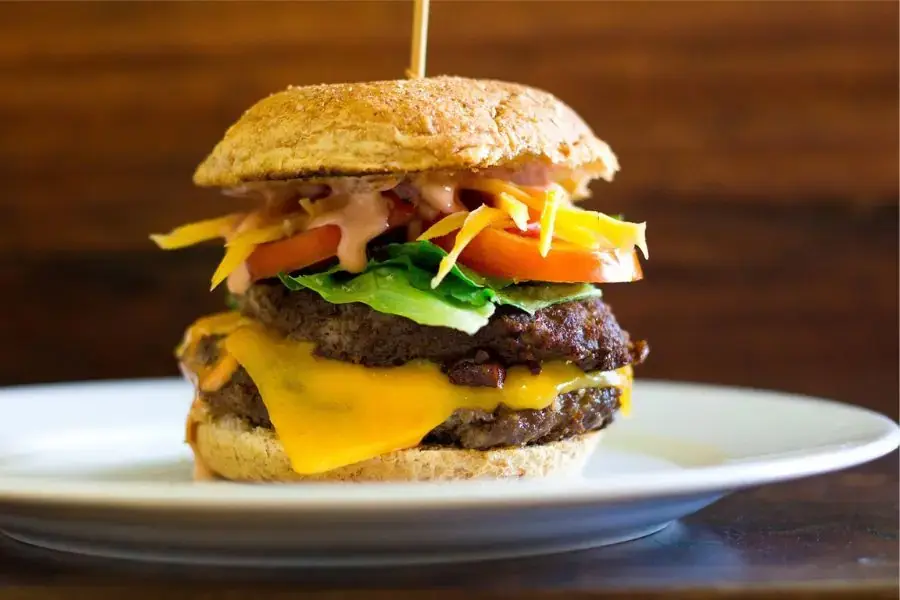 Bánh mì kẹp phô mai béo ngậy, giàu dinh dưỡng