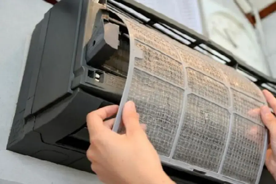Vệ sinh máy lạnh thường xuyên để duy trì vận hành của máy và tuổi thọ