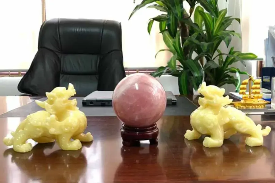 Lựa chọn đồ trang trí bàn làm việc hợp với cung mệnh của gia chủ