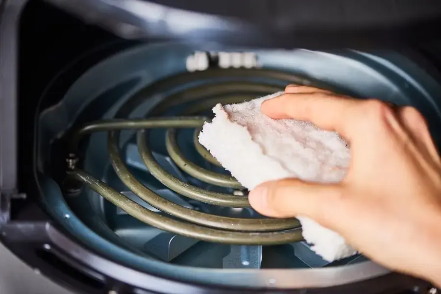 Vệ sinh dây đốt nồi chiên không dầu bằng khăn mềm