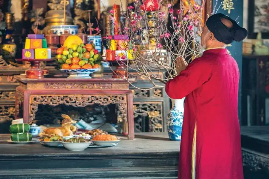 Cúng bái Ông bà tổ tiên là một nét văn hóa truyền thống của Việt Nam.
