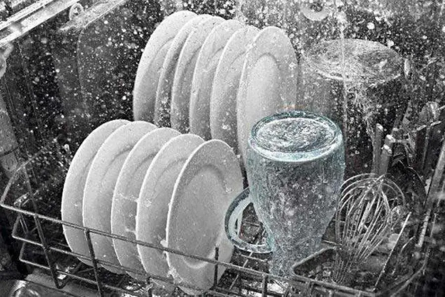 Máy rửa bát tiết kiệm nước nước hơn cách rửa truyền thống