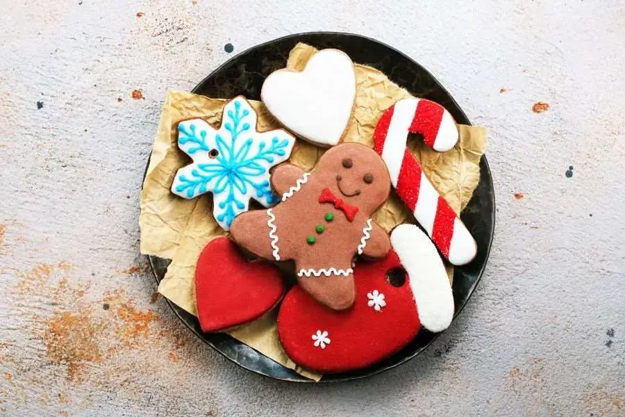 Tự thực hiện quà Noel tự làm, những chiếc bánh quy hình Giáng Sinh ngộ nghĩnh.