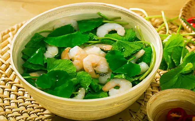 Canh rau má nấu tôm thanh mát cơ thể (Nguồn: soha.vn)