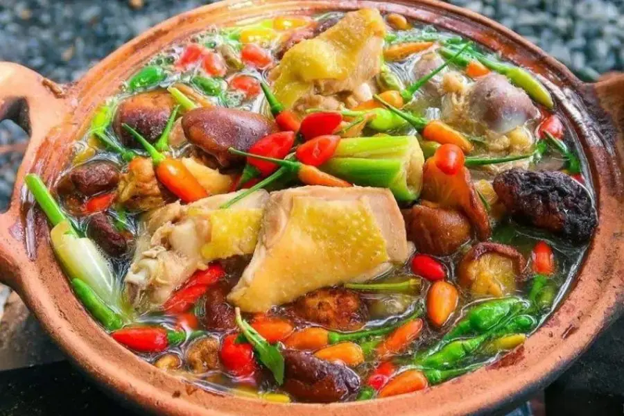 Bữa ăn đa vị với nồi lẩu gà ớt hiểm