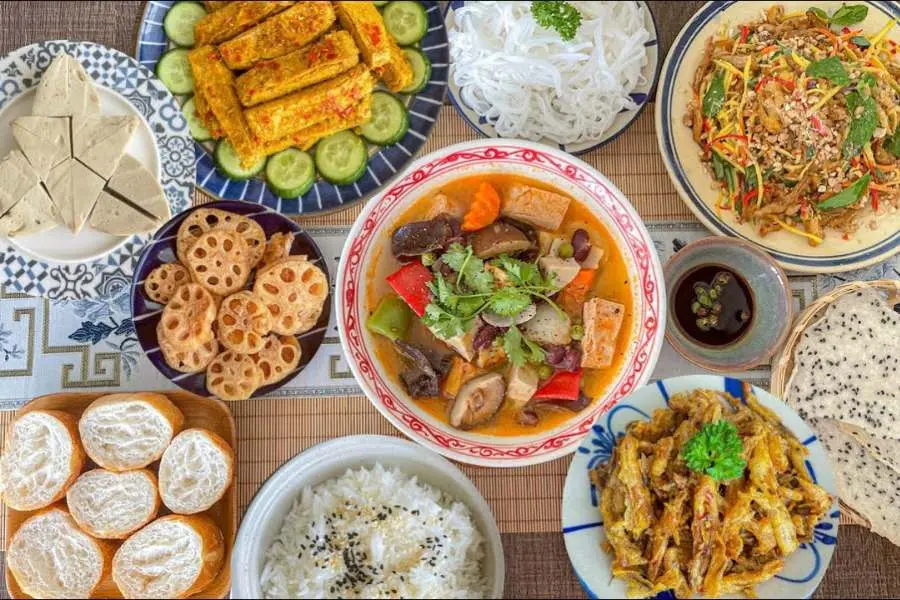 Mâm cúng Phật miền Nam với đa dạng các món ăn phong phú.