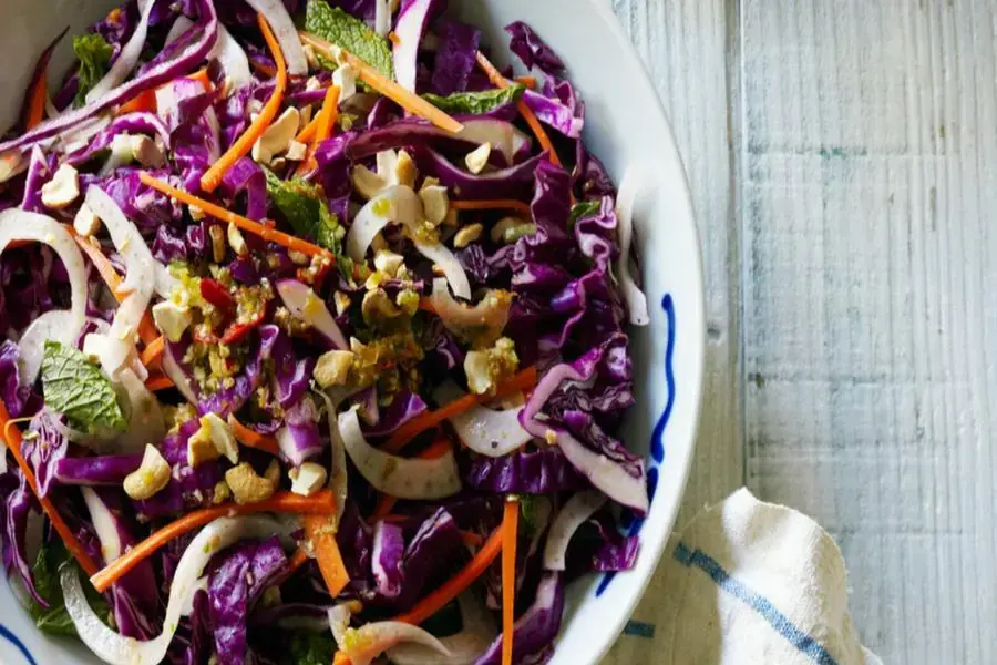 Salad rau trộn cùng sốt mè rang 