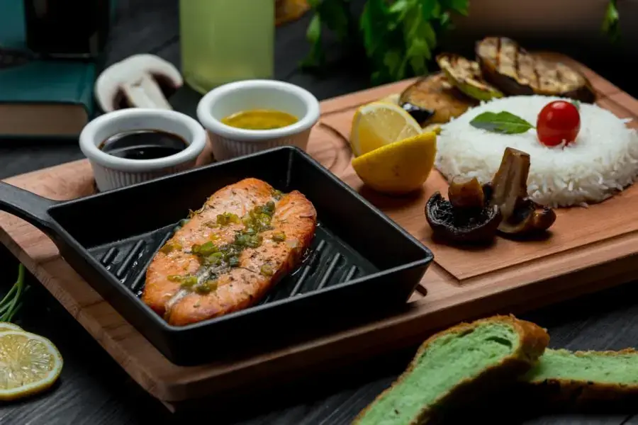 Áp chảo vàng đều hai mặt cá hồi