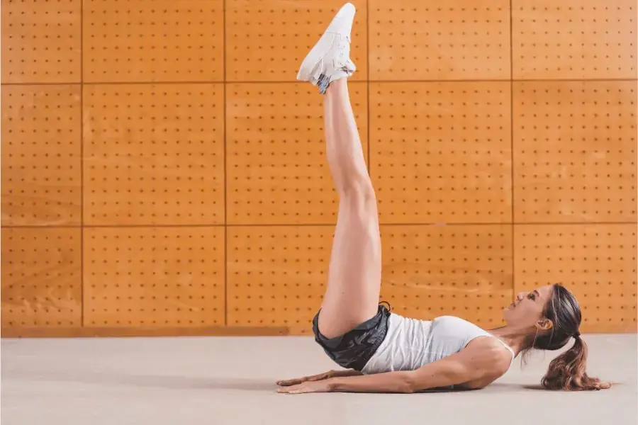 Leg raises là bài tập giúp giảm mỡ bụng dưới cực kỳ tốt
