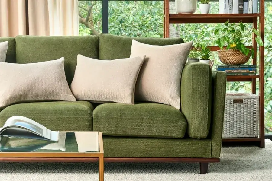 Ghế sofa màu xanh lá sẽ phù hợp với gia chủ có mệnh Mộc (Hình ảnh: Beautifulhomes)