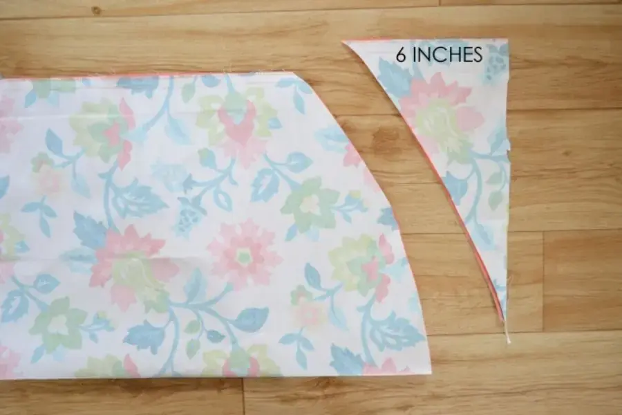 Cắt một đầu vải theo hình cung khoảng 15 cm để tạo hình dáng ghế lười