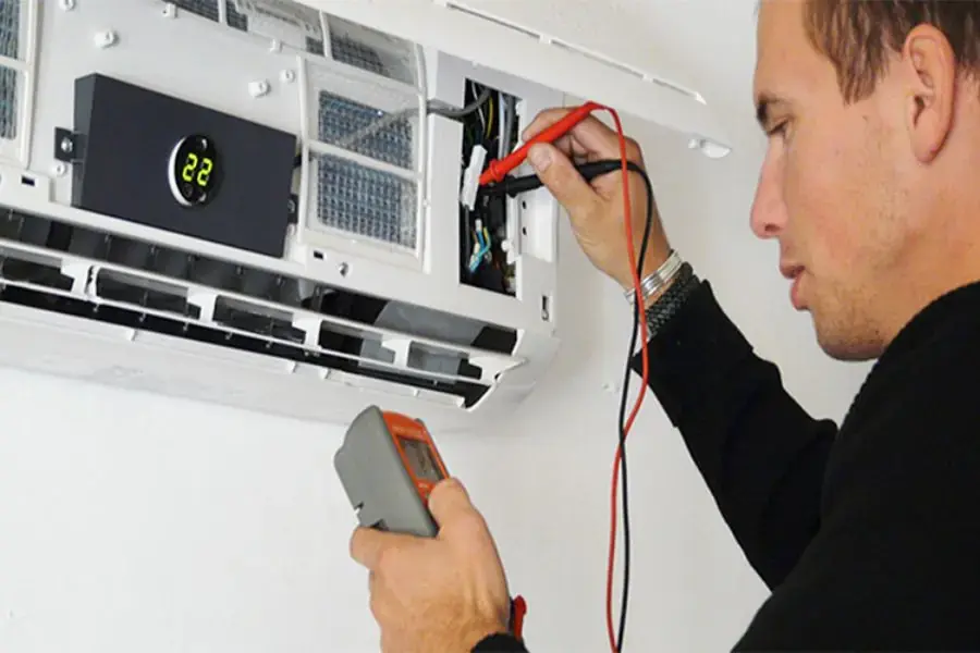 Nhờ nhân viên kỹ thuật đến kiểm tra board mạch của điều hòa để bảo dưỡng kịp thời, thay dây điện nếu đứt