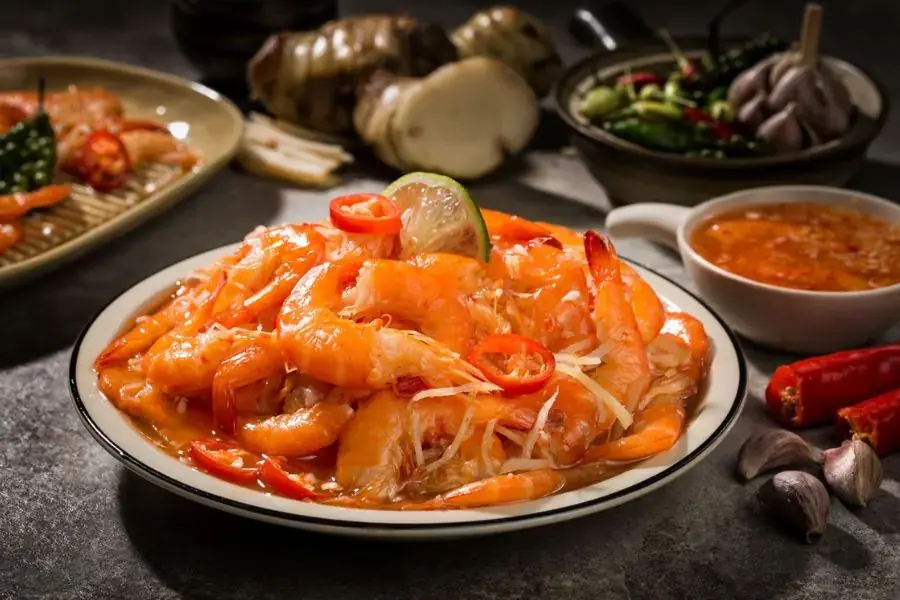 Món tôm chua đậm đà đặc sản xứ Huế.
