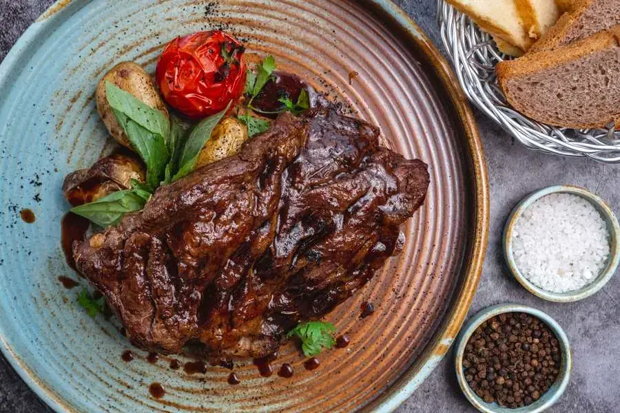 Thăn bò sốt tiêu đen là món ăn phổ biến trong ẩm thực phương Tây