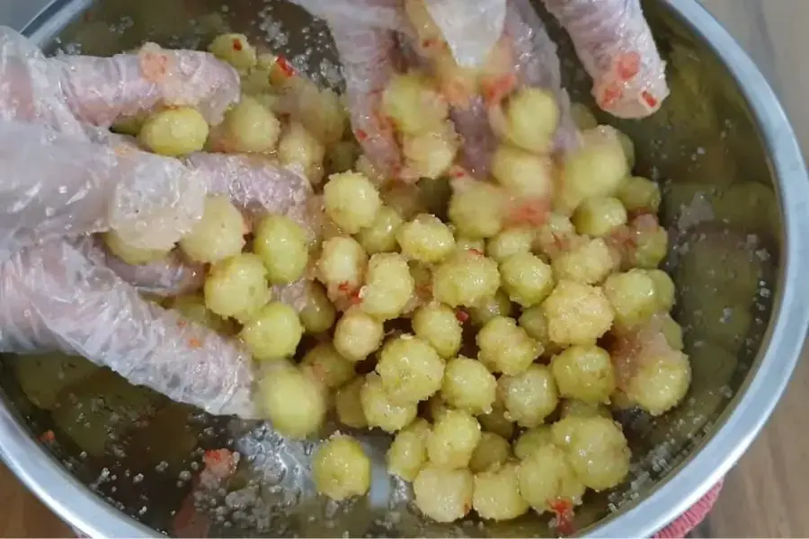 Trộn chùm ruột với đường và muối ớt.