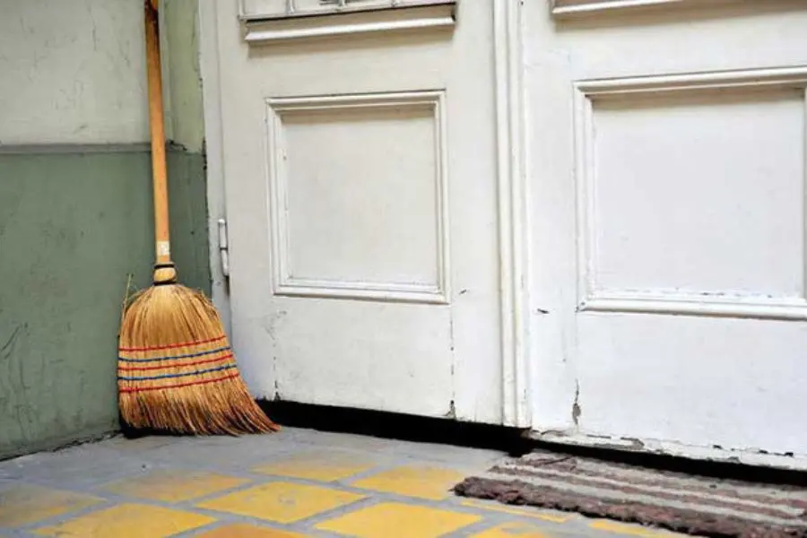 Đặt chổi ra ngoài vào giao thừa giúp quét đi những điều xui xẻo của năm cũ.