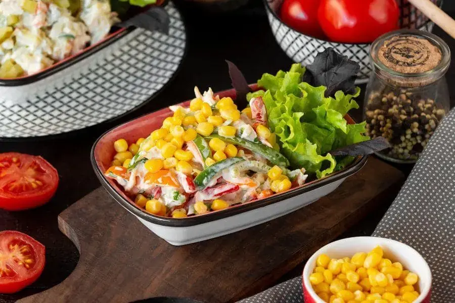 Salad kết hợp với bắp giúp mang đến nhiều chất dinh dưỡng.