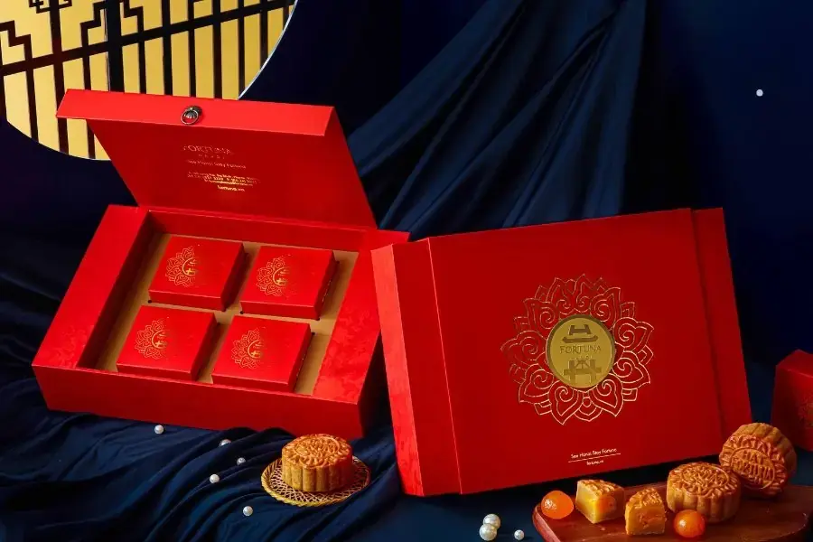 Thương hiệu bánh Trung Thu Fortuna với thiết kế hoa văn đơn điệu, tỉ mỉ.