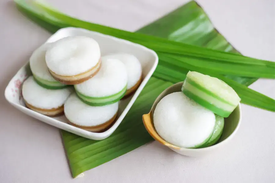 Bánh da lợn thơm ngon được trang trí bằng lá dứa.