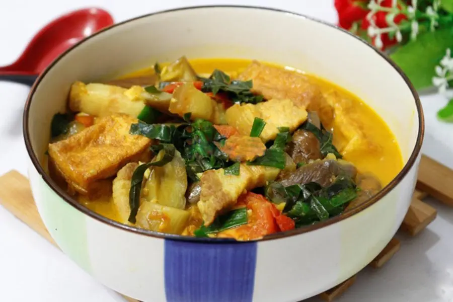 Canh cà bung là món ăn dễ thực hiện có hương vị chua ngọt rất “hao cơm”.