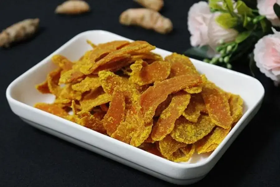 Mứt nghệ có màu vàng đậm vị.