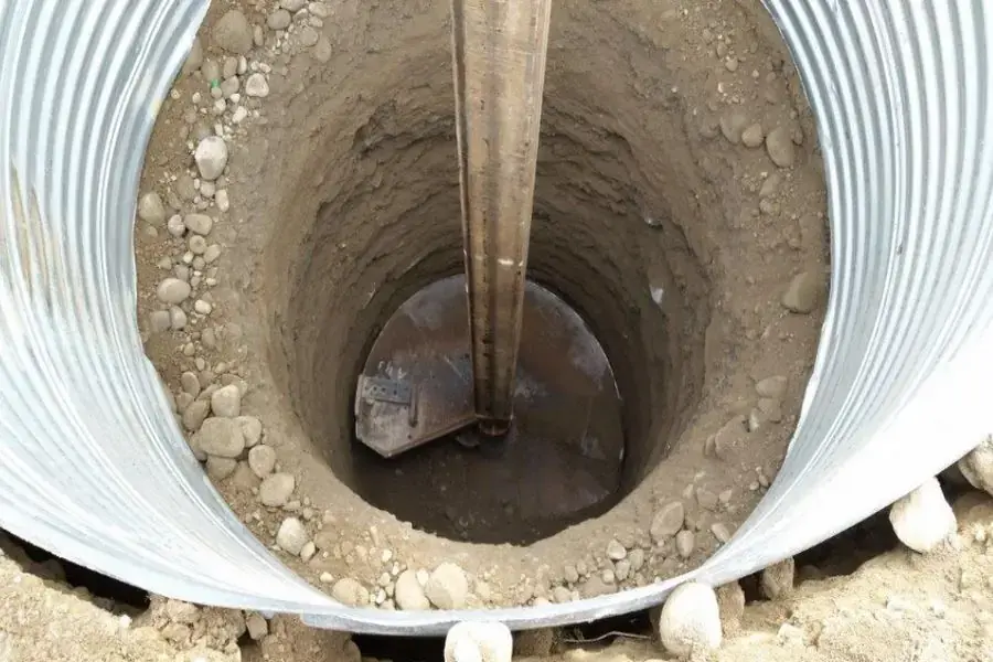 Đáy hố cần được nạo vét sạch sẽ 