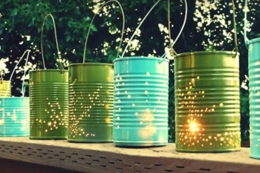 Sử dụng lon sữa bằng inox hoặc nhôm để tái chế thành lồng đèn trung thu.