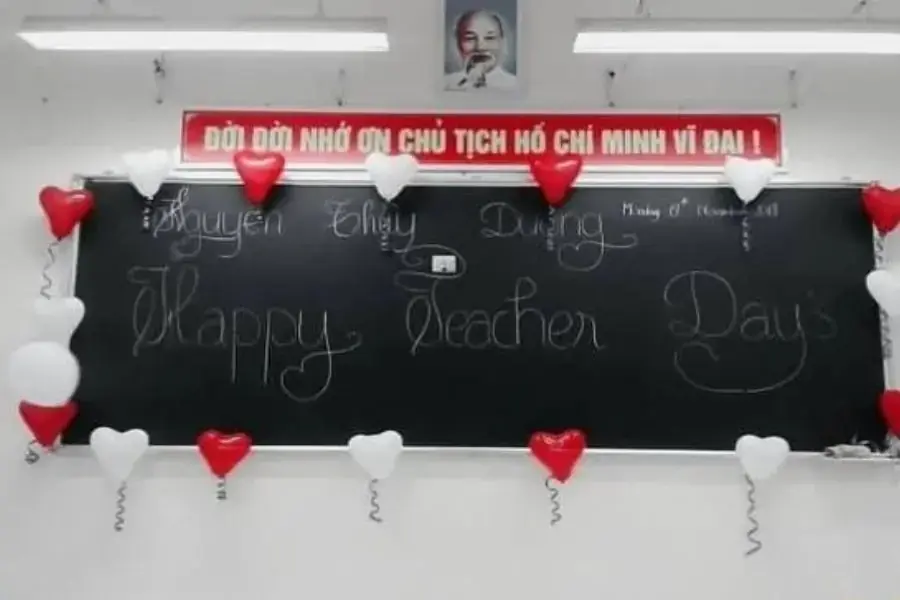 Tham khảo ý tưởng trang trí bảng ngày 20 11 với bóng bay hình trái tim đơn giản.