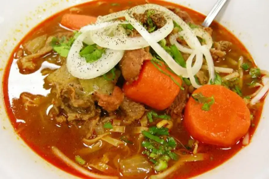 Hủ tiếu bò kho chứa rất nhiều calo, người đang giảm cân nên tránh ăn.