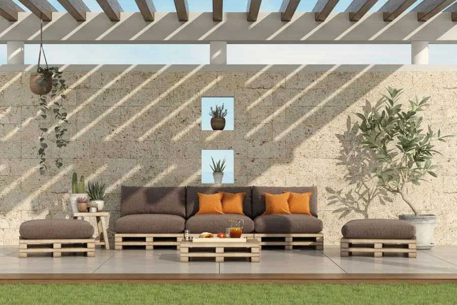 Bộ Sofa bằng gỗ Pallet thấp ngoài trời.