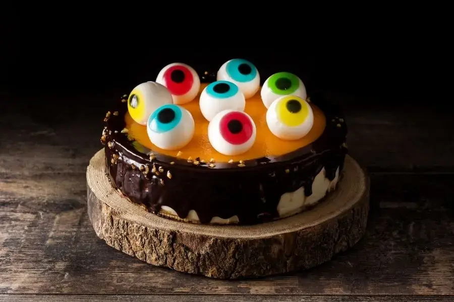Bánh halloween cùng kẹo dẻo trolli hình con mắt rùng rợn nhiều sắc màu.