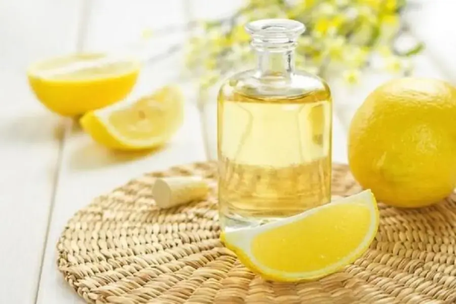 Vệ sinh cặn bẩn dưới đáy bình bằng chanh tươi hoặc giấm ( Nguồn: vov.vn)
