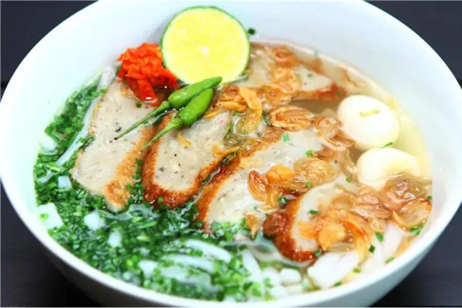 Bánh canh chả cá được chế biến từ chả cá giòn dai