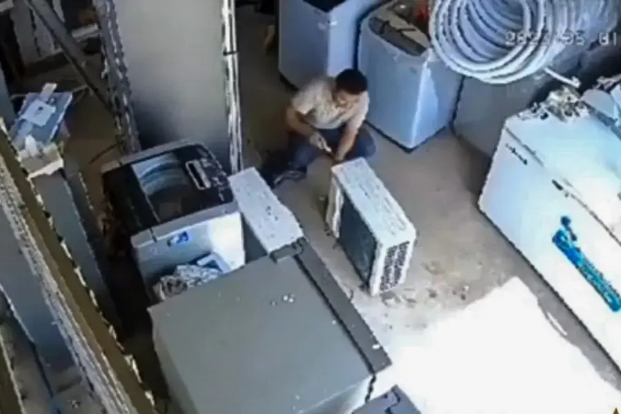 Hình ảnh trước khi xảy ra sự cố nổ cục nóng được cắt ra từ video lan truyền trên mạng xã hội