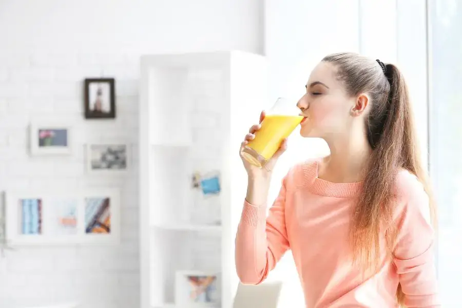 Nên uống nước ép trước mỗi bữa ăn 40 phút