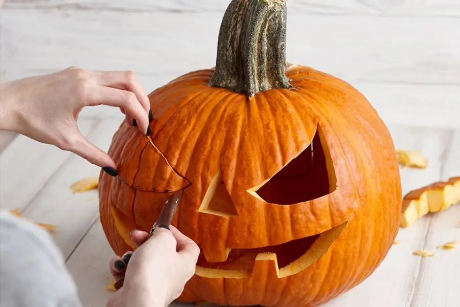 Trang trí bàn tiệc Halloween bằng bóng đèn bí ngô.