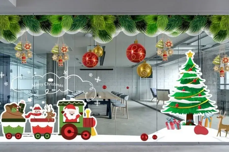 Mỗi năm đến dịp Noel, các cửa hàng bán đồ trang trí Noel có bán rất nhiều decal loại này.