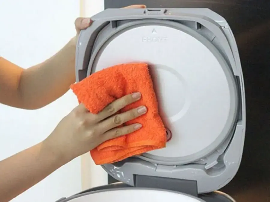 Lau nắp nồi cơm thật kỹ vì nắp thường chứa nước lại khi nấu