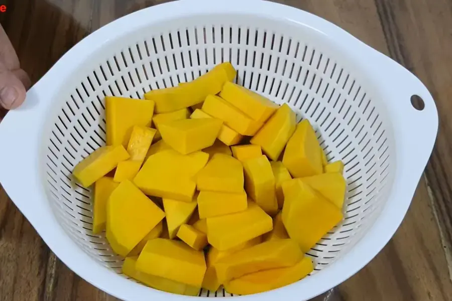 Cắt bí đỏ thành các khúc nhỏ