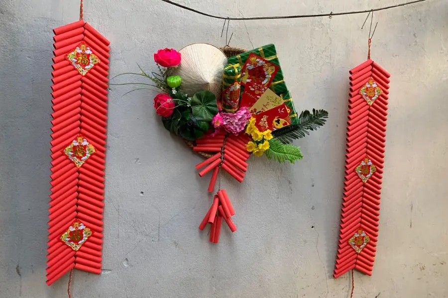 Trang trí dây pháo mang đến sự may mắn, phát đạt cho cửa hàng.