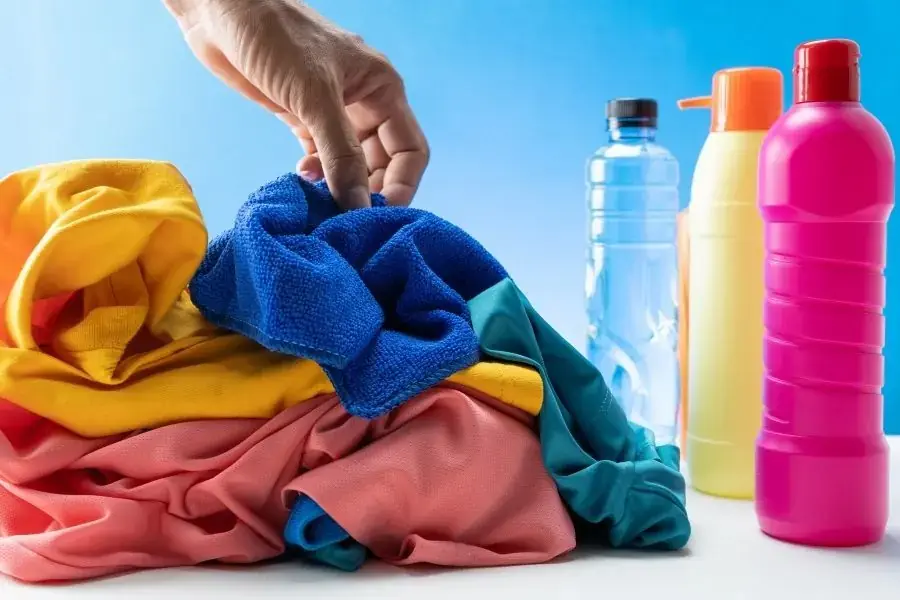 Giặt quần áo thường xuyên để tránh mốc đồ
