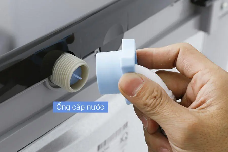 Đường ống nước của máy giặt, van máy giặt thường được lắp đặt nằm ngay vị trí đường ống nước đi vào máy.