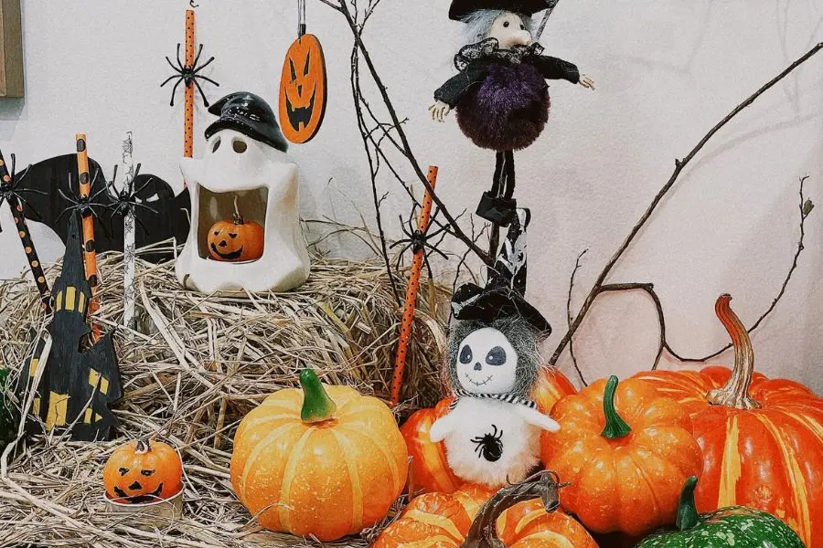 Bạn có thể trang trí hình nộm Halloween cùng với rơm để không gian thêm sinh động và ấm cúng.