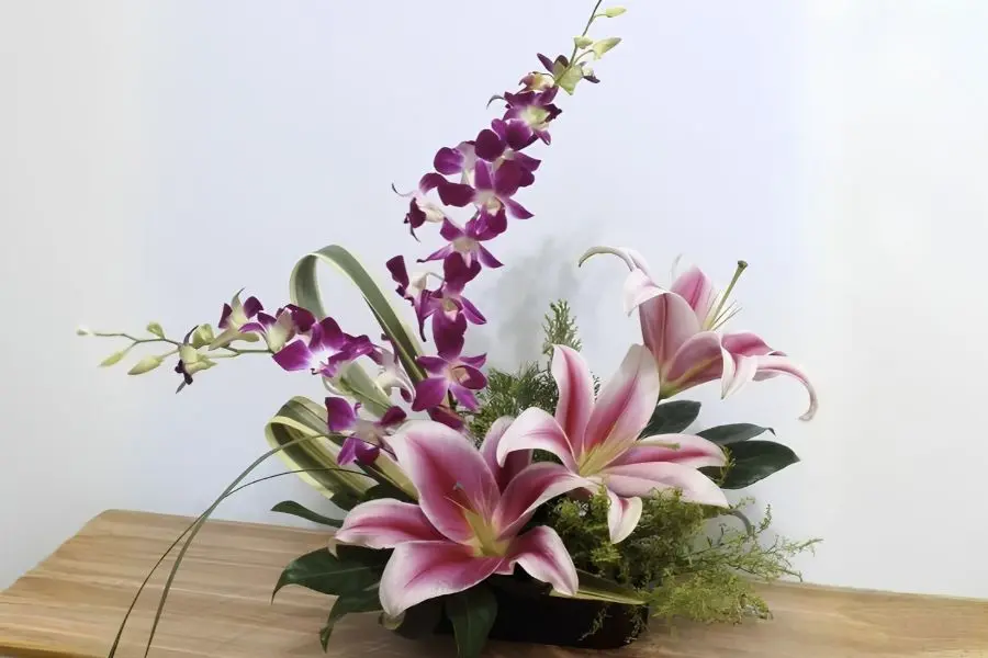 Mẫu giỏ hoa lan hồ điệp và hoa hồng tặng mẹ