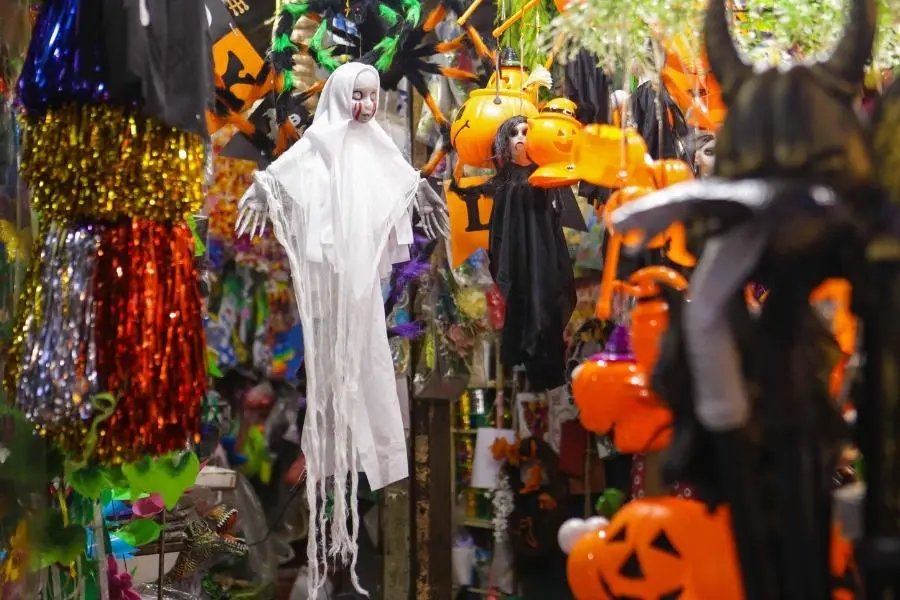Búp bê ma làm từ vải trắng trang trí halloween.