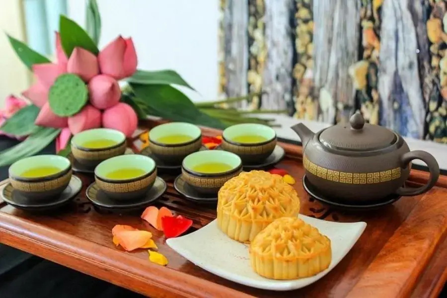 Ăn bánh trung thu với uống trà giúp ngăn ngừa tích tụ mỡ thừa.