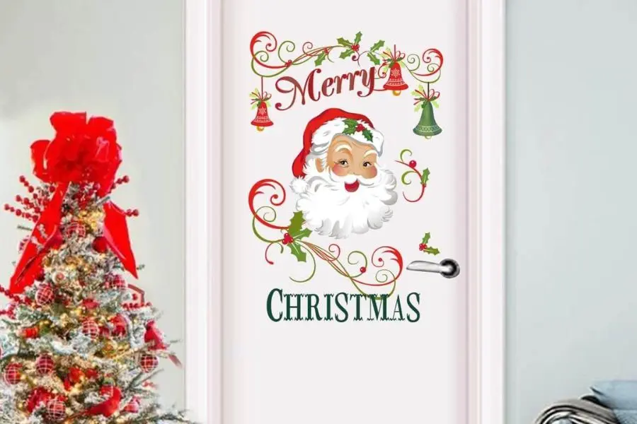 Hình decal ông già Noel dán tường và cửa phòng giúp căn phòng trở nên sinh động hơn.